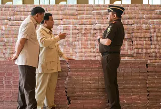 Presiden Prabowo menyaksikan langsung penyerahan uang sebanyak Rp13,255 triliun kepada negara dari Kejaksaan Agung Republik Indonesia di Jakarta pada Senin 20 Oktober 2025. (BAY ISMOYO/AFP)