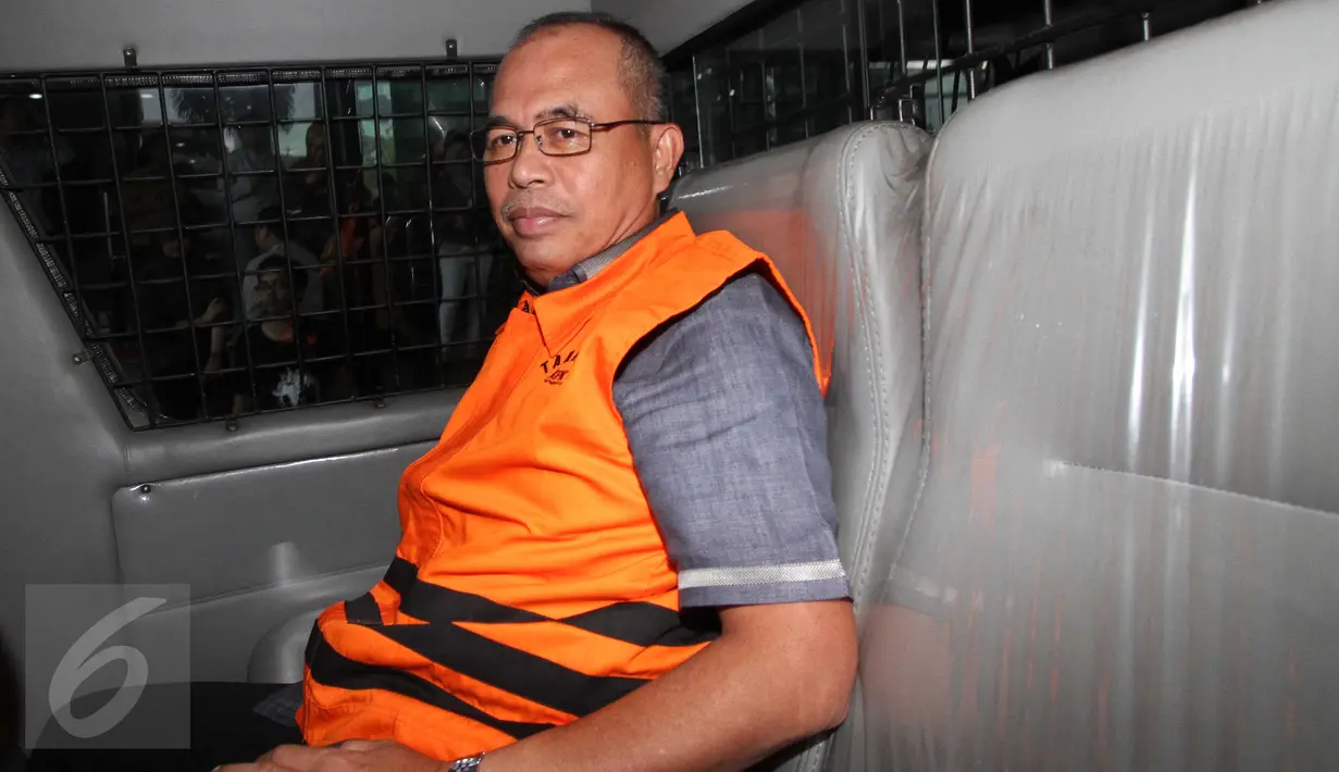 Bupati Musi Banyuasin Pahri Azhari saat berada dimobil tahanan KPK, Jakarta, Jumat (18/12). Mereka ditahan karena disangka melanggar Pasal 5 ayat 1 huruf a atau Pasal 5 ayat 1 huruf b atau Pasal 14 UU Tipikor. (Liputan6.com/Helmi Afandi)