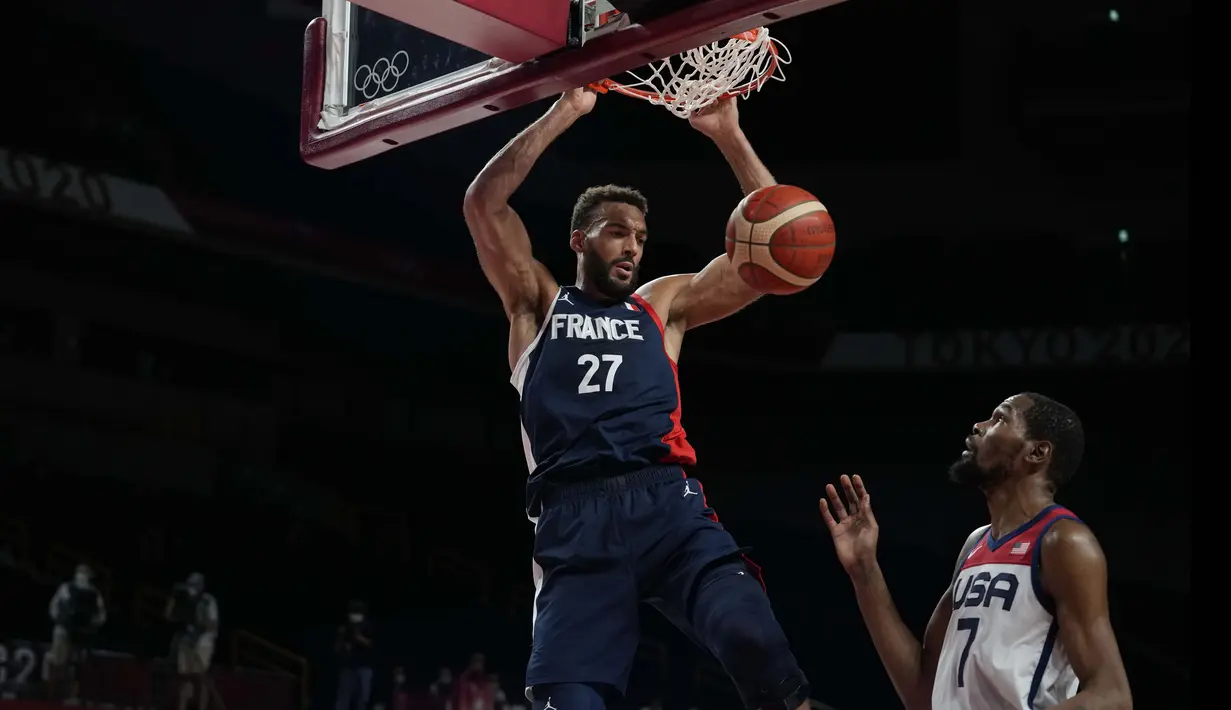 Di kuarter ketiga, Prancis yang dimotori center Utah Jazz, Rudy Gobert terus memberikan tekanan buat Amerika Serikat. Tapi keunggulan masih jadi milik tim Paman Sam  dengan 71-63, menyisakan satu kuarter lagi. (Foto: AP/Eric Gay)
