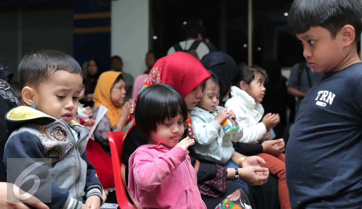 Sejumlah anak saat menunggu di Bandara Soekarno Hatta, Tangerang, Rabu (11/11/2015). Para TKI perempuan tersebut hampir sebagian pulang membawa anak-anak mereka yang wajahnya lucu dan menggemaskan. (Liputan6.com/Angga Yuniar)