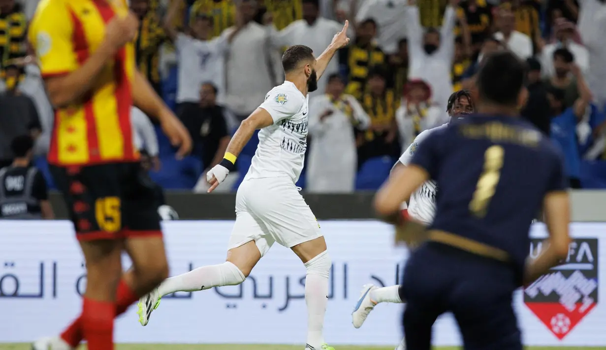 <p>Peraih Ballon d'Or 2022 itu menjadi kunci kemenangan Al Ittihad dengan mencetak satu gol dan satu assist. (AFP Photo)</p>