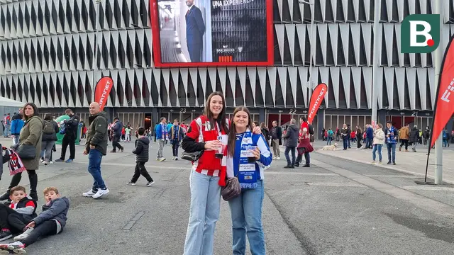 Foto: Kerukunan Suporter Athletic Bilbao dan Real Sociedad saat Derby Basque di Liga Spanyol