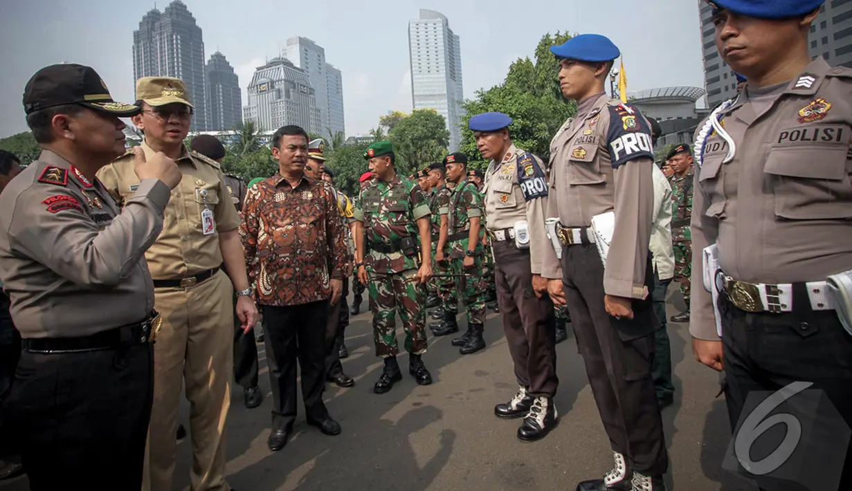 Ahok bersama Kapolda Metro Jaya Inspektur Jenderal Unggung Cahyono memeriksa kesiapan personil saat apel kesiapan pengamanan pelantikan Presiden, Jakarta, Kamis (16/10/2014) (Liputan6.com/Faizal Fanani)