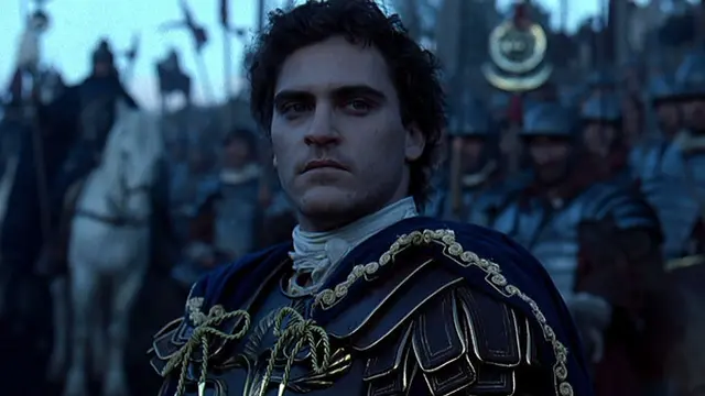 Joaquin Phoenix dalam film Gladiator (2000).