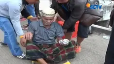 Lansia ini diketahui terkena stroke tiga bulan lalu. Petugas mengijinkannya melanjutkan perjalanan setelah yakin keadaannya telah baik.