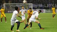 Para pemain Arema FC coba menghalau pergerakan pemain Sriwijaya FC, Adam Alis, di laga perempat final Piala Presiden 2018, Minggu (4/2). (Liputan6.com/Fajar Abrori)