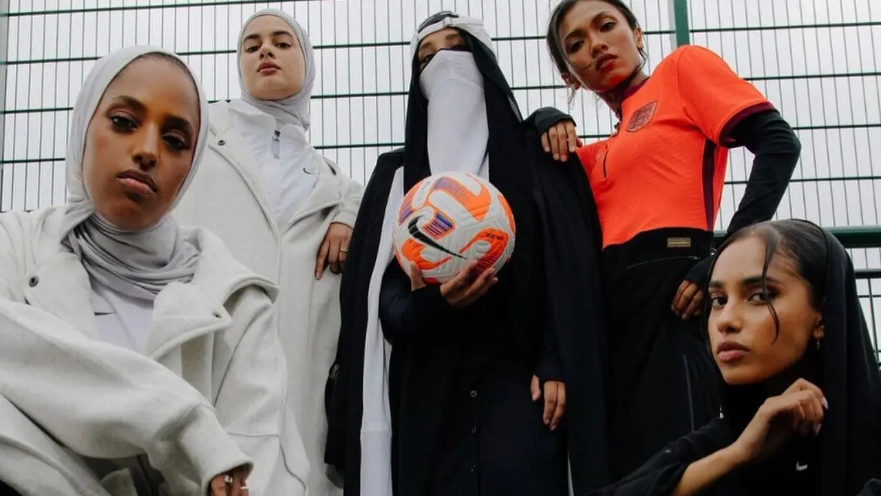 Nike Perdana Rilis Koleksi Niqab dan Abaya, Gandeng Desainer Muslim asal Inggris