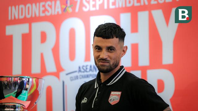 Foto: Keseruan Trophy Tour Shopee Cup 2024, Diego Michiels dan Stefano Lilipaly Diserbu Fans