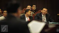 Gubernur DKI Jakarta Basuki T Purnama atau Ahok (kanan) mendengarkan pendapat dari ahli pemerintah saat mengikuti sidang lanjutan sidang gugatan UU Pilkada di Mahkamah Konstitusi, Jakarta, Kamis (6/10). (Liputan6.com/Faizal Fanani)