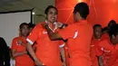 Bambang Pamungkas (kanan) memakaikan kostum baru Persija Jakarta musim 2015 kepada sesepuh JakMania, Gugun Gondrong saat acara peluncuran yang dihelat di Hall Atrium JIExpo, Kemayoran, (23/12/2014). (Liputan6.com/Helmi Fithriansyah)