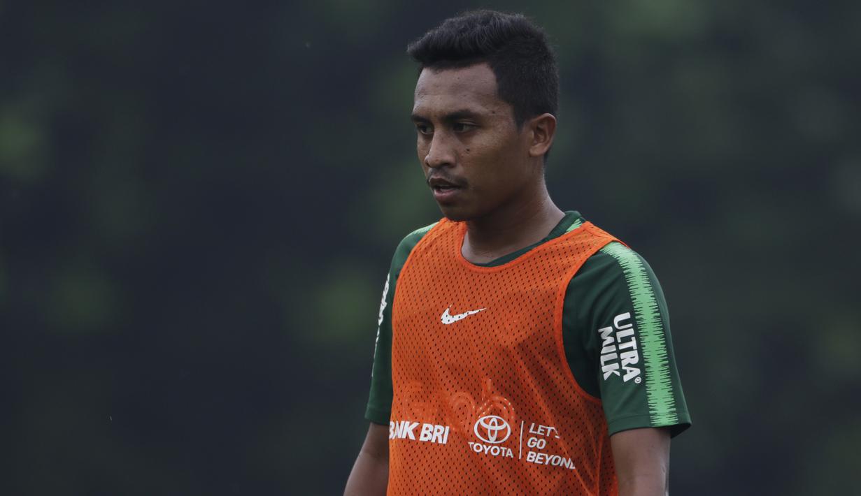 Pemain Timnas Indonesia U-22, Syafril Lestaluhu, mengamati instruksi saat latihan di Lapangan ABC, Jakarta, Senin (14/1). Latihan ini merupakan persiapan jelang Piala AFF U-22. (Bola.com/Vitalis Yogi Trisna)
