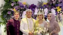 Sementara itu, adik Rizky Febian, Putri Delina juga mengenakan kebaya modern berpayet kerah tinggi dengan lengan lace warna ungu. Serasi dengan kerudungnya. Dipadukan kain batik senada dengan kekasihnya. [@jeffryreksaa]