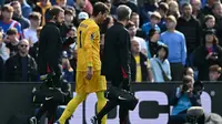 Alisson Becker mengalami cedera saat Liverpool menang 1-0 atas Crystal Palace pada laga pekan ketujuh Premier League di&nbsp;Selhurst Park, London, Minggu (6/10/2024) malam WIB. (AFP/Glyn Kirk)