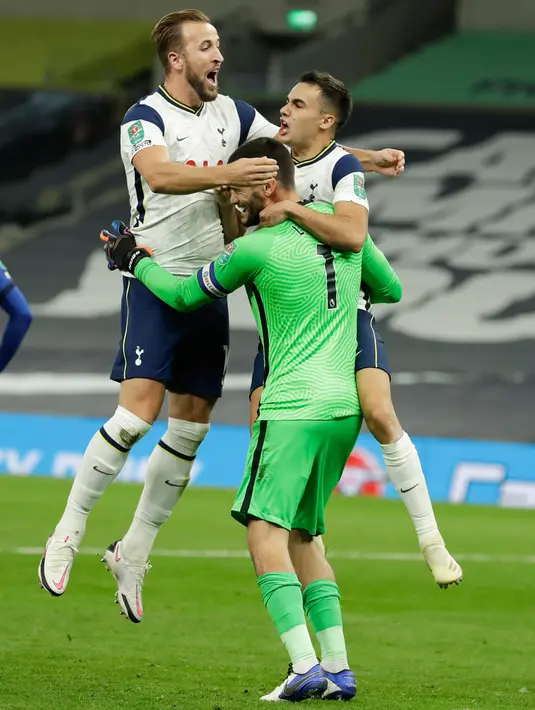Pemain Tottenham Hotspur Harry Kane dan Danny Rose berselebrasi dengan sang kiper,  Hugo Lloris pada pertandingan babak keempat Piala Liga Inggris saat menghadapi Chelsea di Stadion Tottenham Hotspur, London, Selasa (29/9/2020). Tottenham menang adu penalti atas Chelsea 5-4. (Matt Dunham/Pool via AP