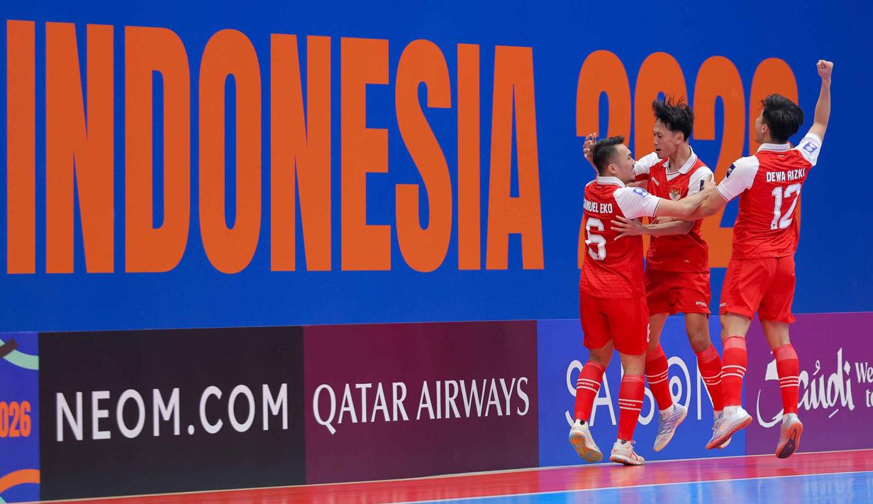 Mengalahkan Jepang dengan skor 5-3, Timnas Futsal Indonesia melaju ke final Piala Asia Futsal 2026. Tampak dalam foto, pemain Timnas Futsal Indonesia merayakan gol yang dicetak Samuel Eko (kiri) pada semifinal Piala Asia Futsal 2026 melawan Jepang di Indonesia Arena, Gelora Bung Karno, Senayan, Jakarta, Kamis (4/2/2026). (Bola.com/Bagaskara Lazuardi)