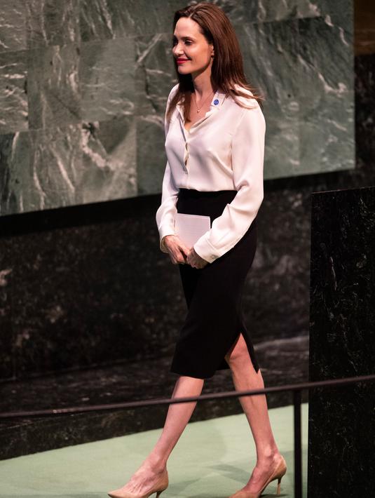 Aktris yang juga Utusan Khusus UNHCR Angelina Jolie usai berpidato pada  pertemuan tingkat Menteri Pemeliharaan Perdamaian PBB di Gedung PBB, New York, (29/3). Angelina Jolie mendorong kepada perempuan untuk terlibat dalam upaya mencapai perdamaian Afghanistan. (Timoti A. Clary / AFP)