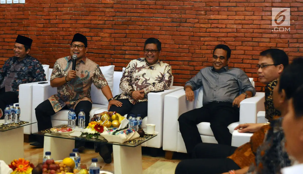 Ketua Umum PKB, Muhaimin Iskandar (kedua kiri) saat melakukan pertemuan dengan tokoh lintas agama dan partai di Jakarta, Selasa (23/5). Pertemuan membahas masalah kebangsaan menuju Indonesia yang damai. (Liputan6.com/Helmi Fithriansyah)