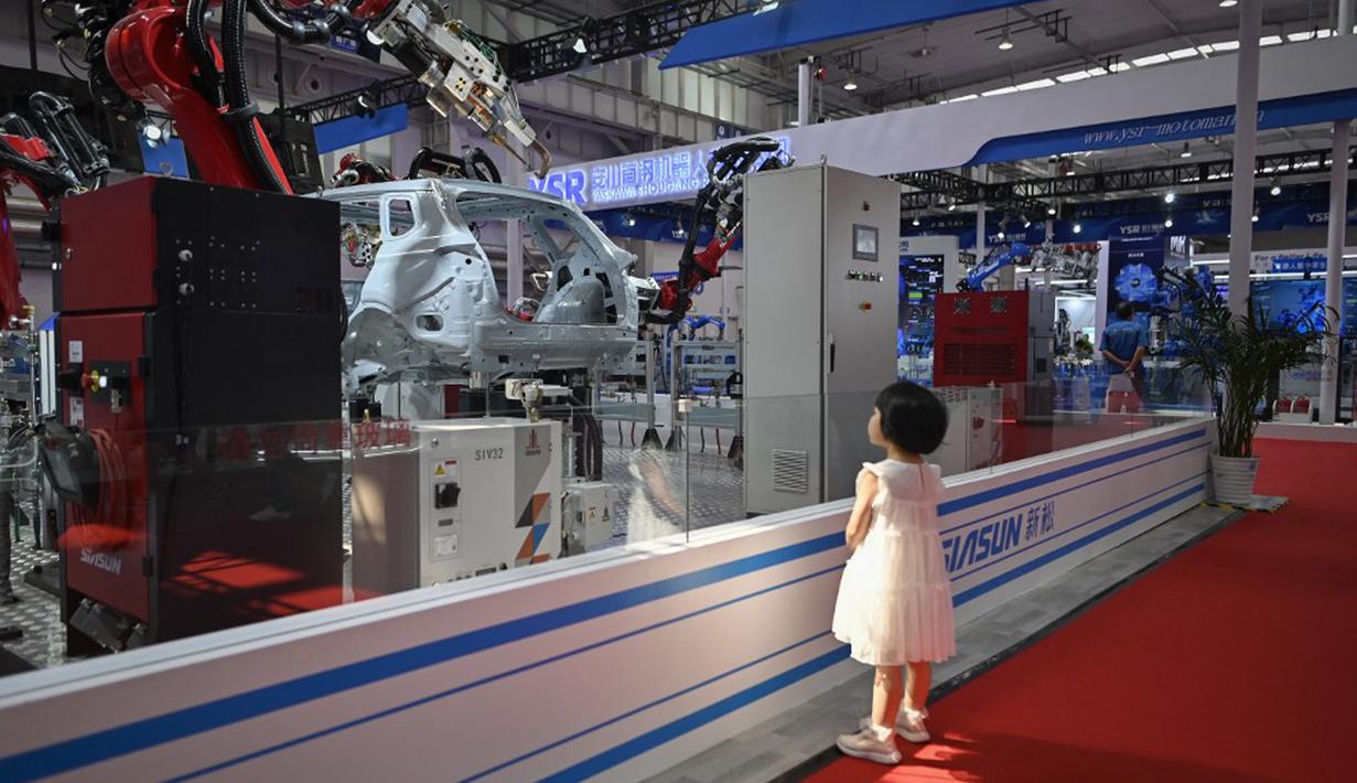 Acara global ini menyatukan lebih dari 140 perusahaan robot domestik dan internasional terkenal, menampilkan berbagai teknologi dan inovasi mutakhir. (WANG Zhao/AFP)