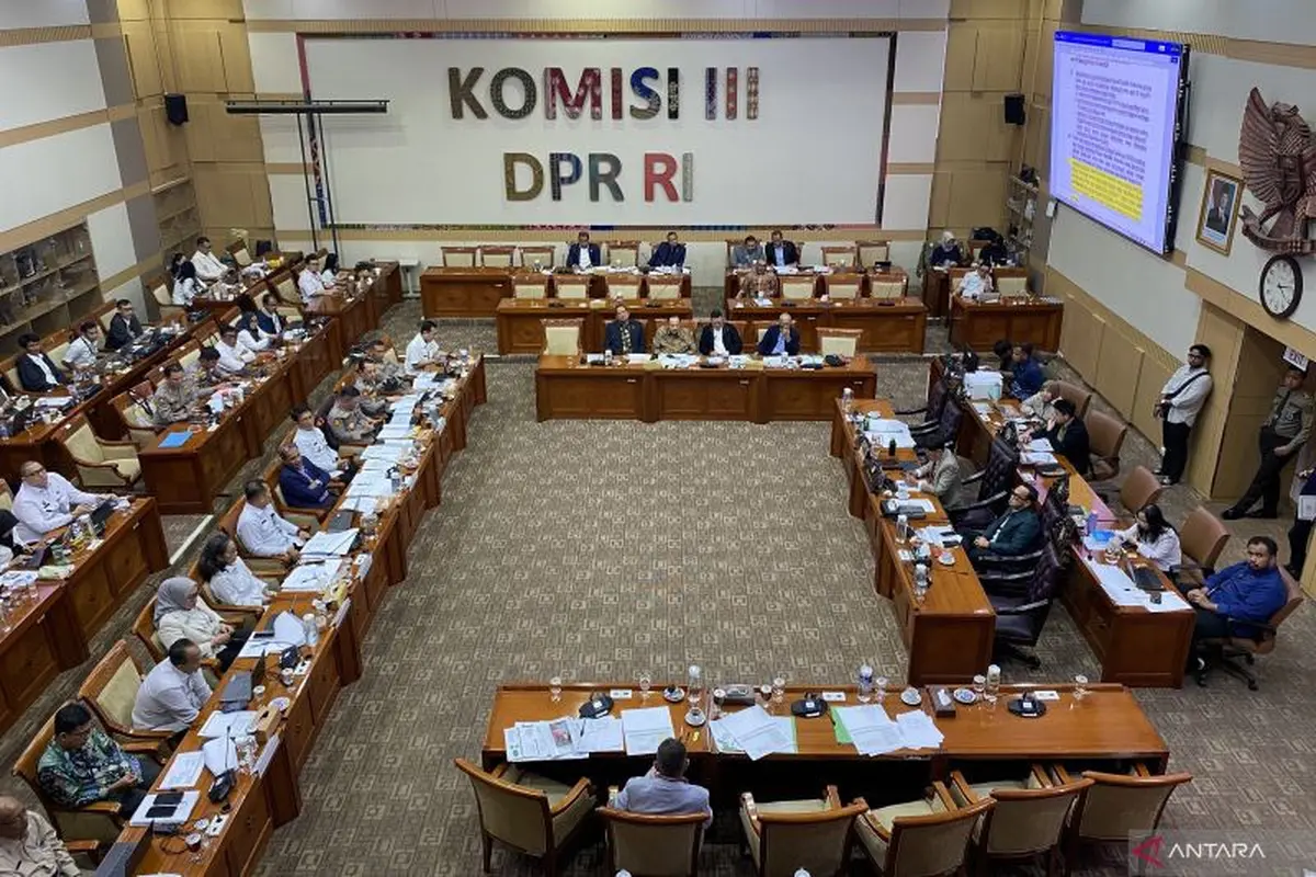 Komisi III DPR RI menggelar rapat Panitia Kerja (Panja) Rancangan Undang-Undang (RUU) tentang Perubahan atas Undang-Undang Nomor 2 Tahun 2002 tentang Polri di Gedung DPR, Senayan, Jakarta, Senin (8/6/2026) (Antara)