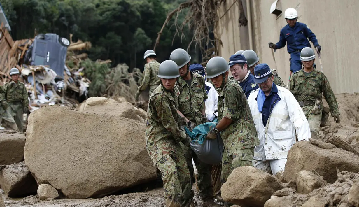 Sedikitnya 27 orang dikabarkan tewas dan 10 lainnya hilang akibat bencana tanah longsor di wilayah perumahan di Asaminami, Hiroshima, Jepang, (20/8/2014). (REUTERS/Toru Hanai)