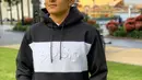 Dibalut outfit kasual, Rio Haryanto tampil ganteng dengan hoodie abu-abu. [Foto: Instagram/rharyantoracing]