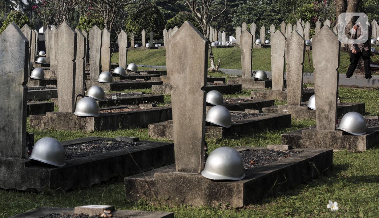 Foto Hut Ke 74 Bhayangkara Polri Ziarah Ke Taman Makam Pahlawan Kalibata News Liputan6 Com