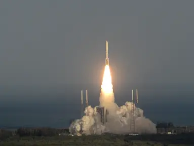 Roket United Launch Alliance Atlas (ULA) V diterbangkan dari Cape Canaveral Air Force Station, Florida, Amerika Serikat, Kamis (1/3). Roket tersebut membawa satelit cuaca dan bencana GOES-S. (Craig Bailey/Florida Today via AP)