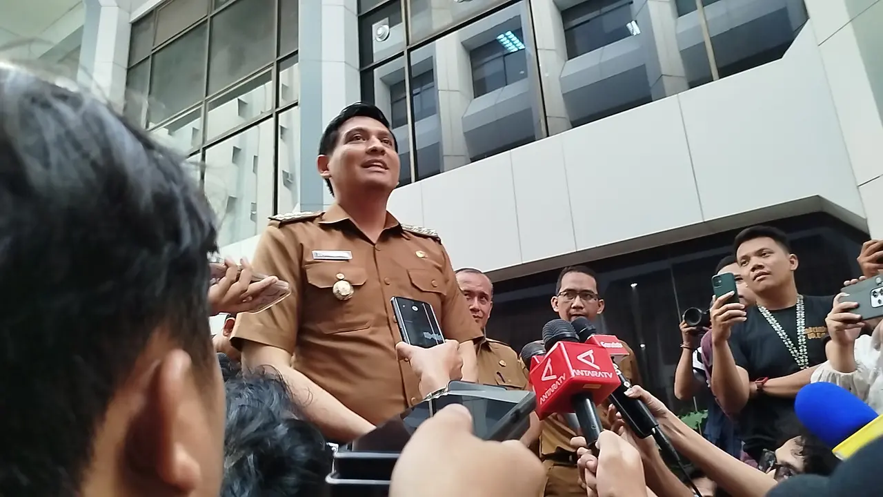 Bupati Indramayu, Lucky Hakim usai diperiksa Inspektorat Jenderal Kementerian Dalam Negeri (Itjen Kemendagri), Selasa (8/4/2025).