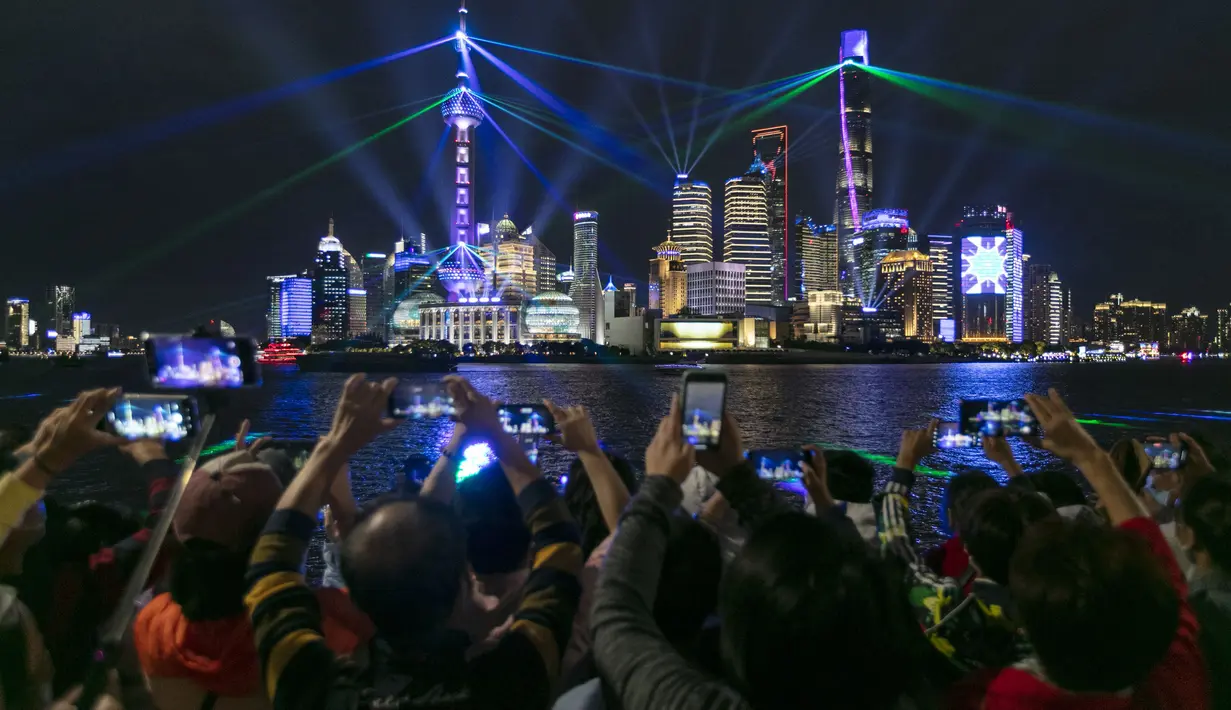 Orang-orang menikmati pertunjukan cahaya di Bund, Shanghai, China timur, pada 5 Oktober 2020, hari kelima libur Hari Nasional dan Festival Pertengahan Musim Gugur. (Xinhua/Wang Xiang)