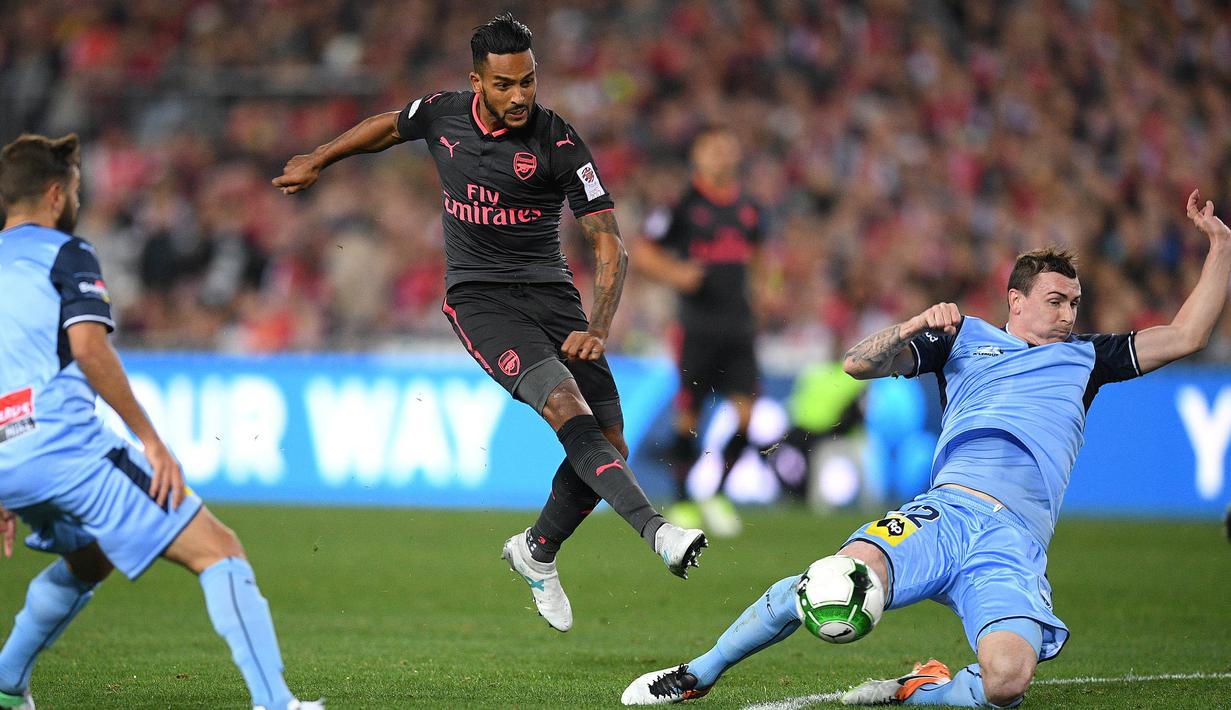 Penyerang Arsenal, Theo Walcott, berusaha membobol gawang Sydney FC pada laga persahabatan di Stadion ANZ, Sydney, Kamis (13/7/2017). Arsenal menang 2-0 atas Sydney FC. (EPA/Dan Himbrechts)