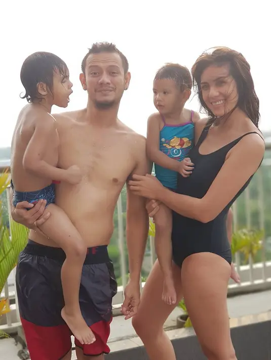 Akan tetapi sejak menikah dengan Eno Netral pada 9 Februari 2013, ia mulai mengurangi kegiatannya di dunia hiburan. (Foto: instagram.com/nadila_ernesta)