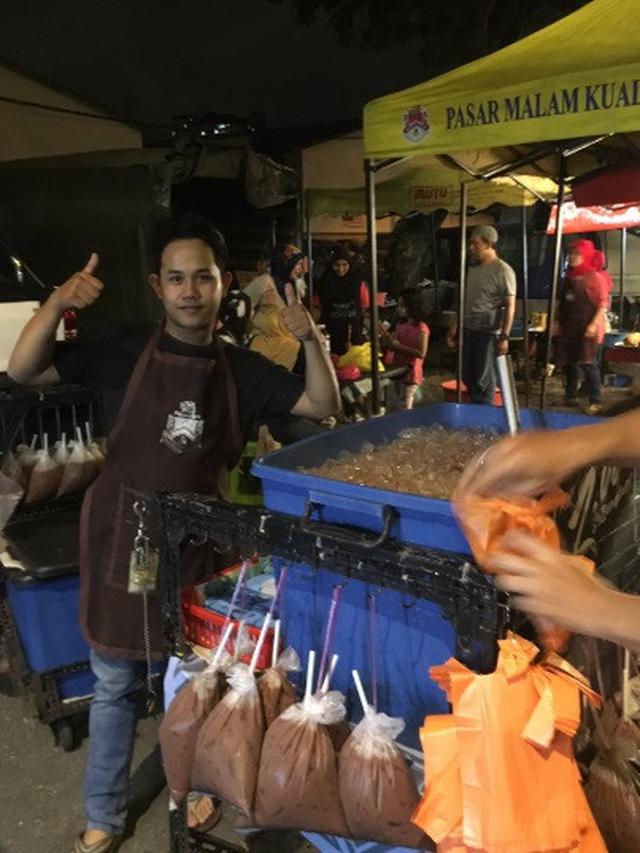 Pria Malaysia miliki 4 pekerjaan jadi viral (foto: Twitter/ @amnfdhl_)