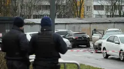 Seorang jenderal senior Rusia tewas akibat ledakan tersebut. Ledakan diduga berasal dari sebuah alat peledak atau bom yang dipasang di bawah mobilnya. Tampak dalam foto, para polisi berjaga di area dekat lokasi kejadian di mana Letnan Jenderal Fanil Sarvarov, kepala Direktorat Pelatihan Operasional Staf Umum Angkatan Bersenjata Rusia, tewas akibat alat peledak yang ditempatkan di bawah mobilnya di Moskow, Senin 22 Desember 2025. (AP Photo)