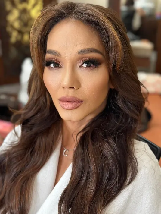 Kembali dengan makeup bold, Bunda Corla tampil menawan dalam riasan bernuansa kecokelatan yang hangat. Makeup yang pas untuk tone kulitnya ini tak terlihat berlebihan, justru membuat Bunda Corla tak hanya tampil cantik, tapi juga fresh dan berbeda. Foto: Instagram.