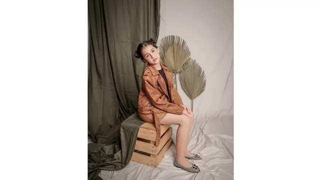 Biasa Natural, Ini 6 Pesona Sandrinna Michelle dengan Makeup Tebal