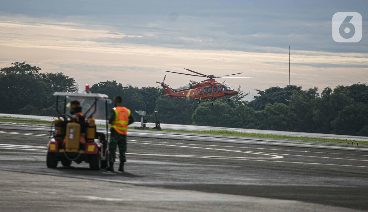 Helikopter Basarnas lepas landas untuk mencari Sriwijaya Air SJ 182 di Lanud Halim Perdanakusuma, Jakarta, Minggu (10/1/2021). TNI AU memberangkatkan tiga alutsista untuk mencari Sriwijaya Air SJ 182 yang hilang kontak di sekitaran perairan Kepulauan Seribu. (Liputan6.com/Faizal Fanani)