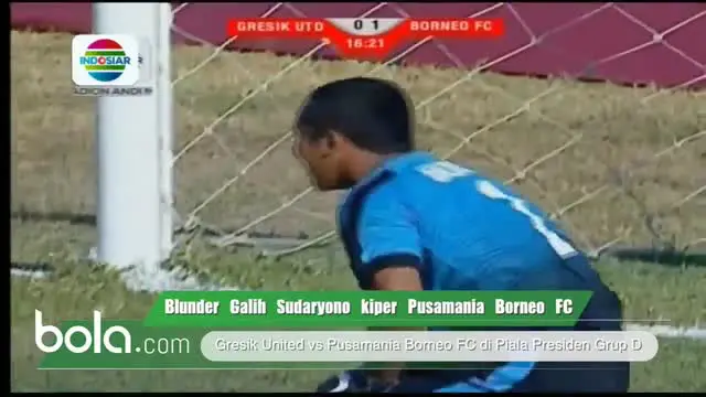 Galih Sudaryono kiper Pusamania Borneo FC melakukan blunder fatal saat berhadapan dengan Gresik United di laga penyisihan Grup D Piala {residen 2015, Jumat (4/9/15).