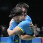 Ganda putri Indonesia Apriyani Rahayu/Siti Fadia Silva Ramadhanti berpelukan usai mengalahkan Zhang Shu Xian/Zheng Yu dari China pada pertandingan final turnamen bulu tangkis Malaysia Open di Bukit Jalil Axiata Arena, Kuala Lumpur, Malaysia, Minggu (3/7/2022). Apri/Fadia menang dengan skor 21-18, 12-21, dan 21-19. (AP Photo/Vincent Thian)