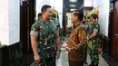 Dirut Indosiar Imam Sudjarwo berbincang dengan Kepala Staf TNI Angkatan Darat (KASAD) Andika Perkasa usai silaturahmi di Mabes AD, Jakarta, Kamis (26/9/2019). Silaturahmi untuk memelihara dan kembali membangun kerjasama antara Emtek dan Mabes AD. (Liputan6.com/Herman Zakharia)