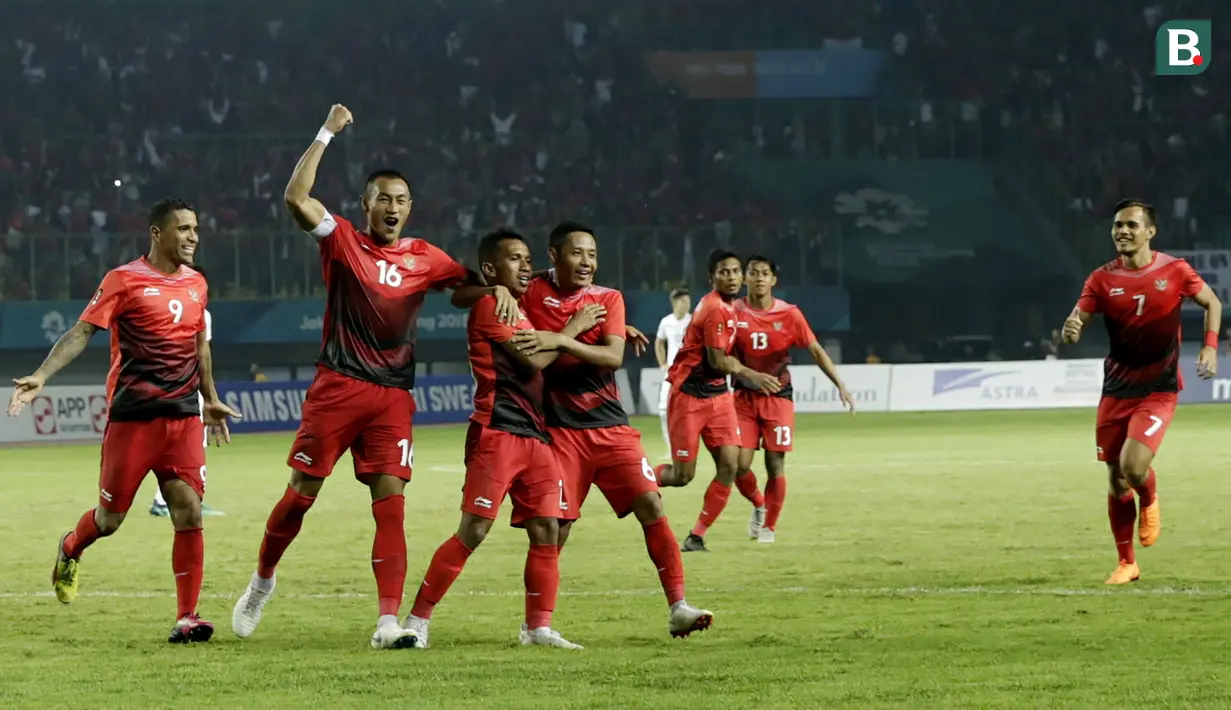 Pemain Indonesia merayakan gol yang dicetak oleh Irfan Jaya, ke gawang Hong Kong pada laga Asian Games di Stadion Patriot, Jawa Barat, Senin, (20/8/2018). Indonesia menang 3 - 1 atas Hongkong. (Kapanlagi.com/Agus Apriyanto)