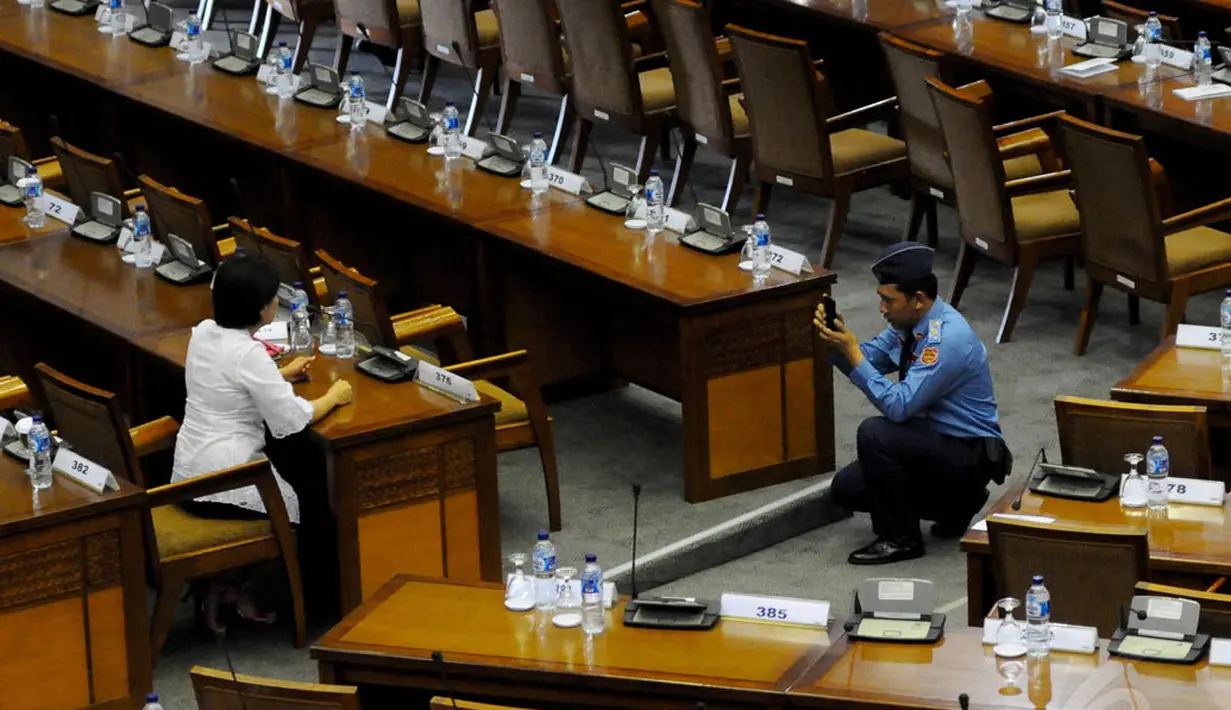 Anggota DPR RI saat berfoto di ruangan rapat usai menjalani sidang paripurna akhir masa jabatan di gedung Nusantara II, Jakarta, (30/9/14). (Liputan6.com/Andrian M Tunay) 