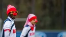 Pemain Cologne Anthony Modeste (kiri) dan rekannya menggunakan atribut badut saat latihan di Cologne, Rabu (11/11/2015) dini hari WIB.(AFP Photo/DPA/Rolf Vennenbernd)