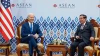 Presiden AS Joe Biden dan PM Kamboja Hun Sen di ASEAN Summit 2022.