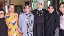 Angie yang memakai busana hitam dan hijab abu-abu, tampak menguatkan anak-anak mendiang, Bella dan Chiki. Angie memberikan semangat kepada mereka untuk selalu kuat menghadapi ini, meski akan ada rasa sakit dan air mata. (Liputan6.com/IG/@angelinasondakh09)