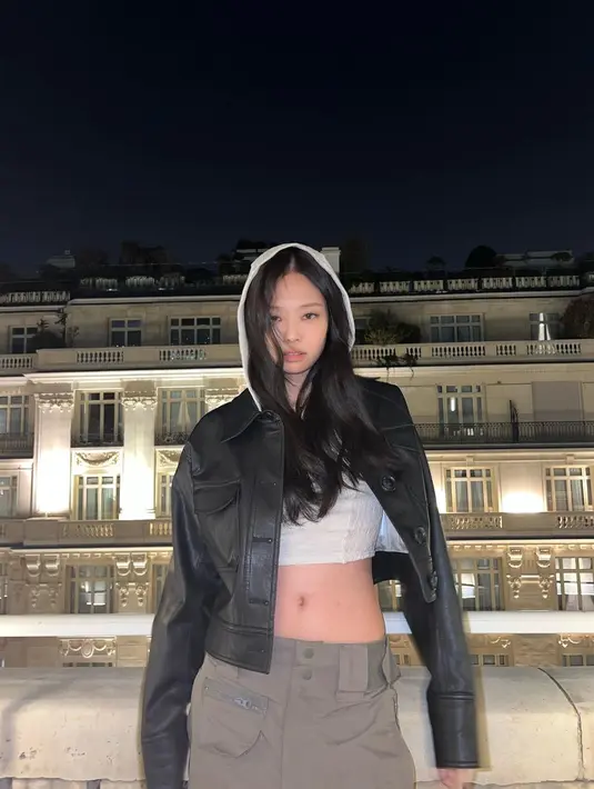 Beri kesan tampilan yang edgy dengan padu padan cropped hoodie, leather jacket, dan jogger pants. [@jennierubyjane]