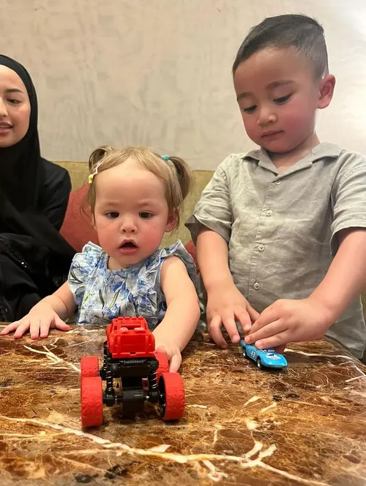 Rayyanza tampak masih malu-malu meski sudah pernah bertemu Kamari. Lucunya, Kamari mengeluarkan kata andalannya yaitu 'Wow' saat asyik memainkan mobil-mobilan kepunyaan Rayyanza. Jennifer juga ikut mengabadikan aksi gemas Kamari. (Liputan6.com/IG/@raffinagita1717)