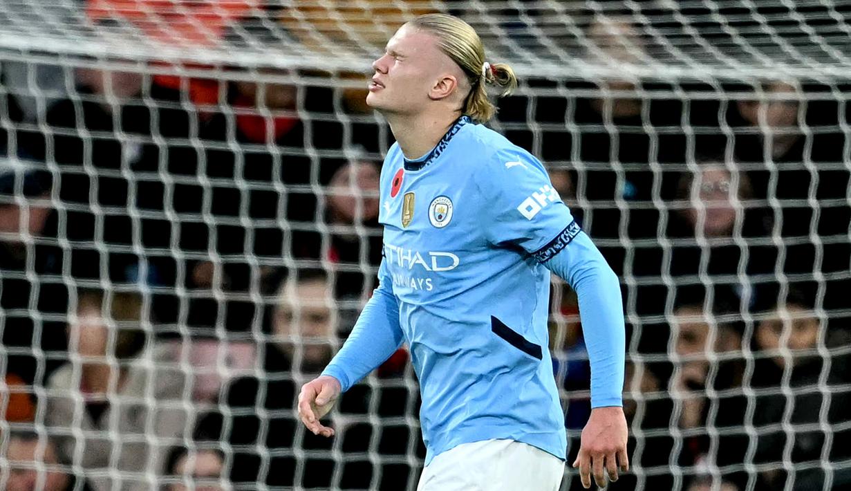 Pemain Manchester City, Erling Haaland, tampak kecewa setelah gagal mencetak gol ke gawang Bournemouth pada pertandingan lanjutan Liga Inggris di Vitality Stadium pada Sabtu (2/11/2024). (AFP/Justin Tallis)