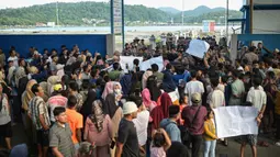 Lebih dari 200 orang memprotes terus datangnya pengungsi Rohingya dengan perahu di Aceh. (AP Photo/Reza Saifullah)