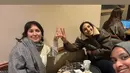 Selain bersama ibu, Hannah juga terlihat hangout santai bersama teman-temannya di sebuah kafe kota kelahirannya. Ia duduk di meja marmer kecil, menikmati obrolan hangat dan secangkir kopi bersama dua sahabatnya. Suasana hangat dan kebersamaan membuat momen Ramadhan di London semakin berkesan. (Liputan6.com/IG/@hannahalrashid)