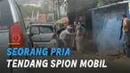 Pria tersebut melayangkan tendangan ke pintu mobil dan spion hingga copot.